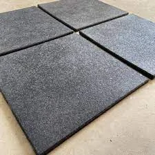 quatro piso de argamassa preto, sendo usado no chão