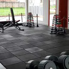 piso argamassa preto, sendo usado no chão da academia