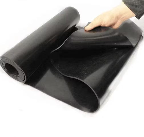Lençol de borracha EPDM preto sendo desenrolado