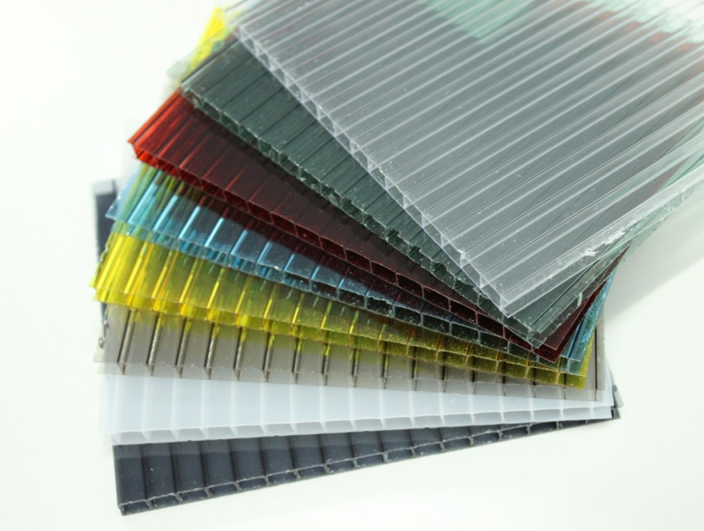 diversas chapas de policarbonato de várias cores
