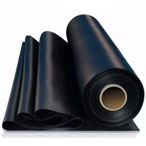 Um rolo de borracha nitrílica disposto em camadas, com acabamento liso e diâmetro uniforme. O rolo é da cor preta e está pronto para uso em aplicações industriais e automotivas, como fabricação de vedações, juntas e outros componentes resistentes.