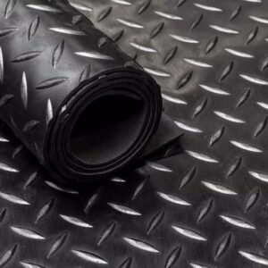 A imagem mostra um rolo de piso de borracha com textura de diamante em fundo preto. O material é resistente e possui um padrão antiderrapante, ideal para áreas comerciais e industriais onde a segurança e a durabilidade são prioridades. O piso está enrolado, evidenciando sua flexibilidade e possibilidade de fácil instalação em diferentes ambientes.