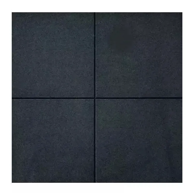 Imagem de um piso emborrachado, composto por quatro juntas de 15mm de espessura, ideal para ambientes de treino como academias e estúdios de CrossFit.