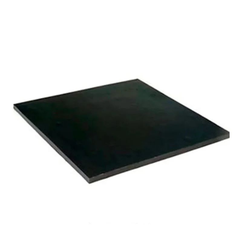 Imagem de uma plataforma isolante elétrica, com formato quadrado e superfície lisa, na cor preta. O material é robusto e projetado para oferecer proteção contra choques elétricos em ambientes industriais e elétricos.