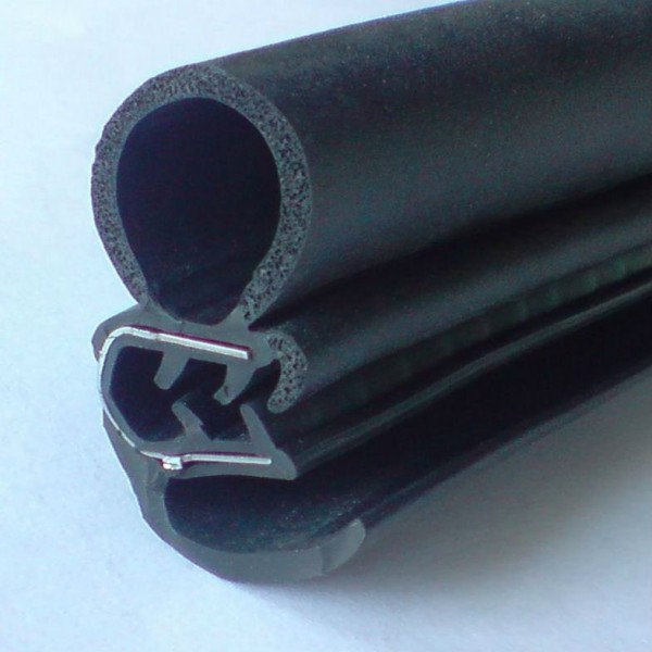 Perfil de borracha preto com uma alma de aço exposta na parte interna, mostrando uma seção transversal detalhada do material reforçado, utilizado para vedação, isolamento ou proteção em aplicações industriais.