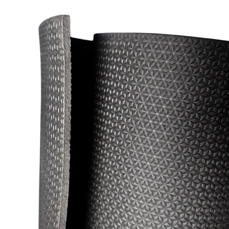 Fábrica ou rolo de revestimento de borracha com textura em padrão de pequenas estrelas ou flores, mostrado em rolo parcialmente desenrolado, utilizado para proteção, isolamento ou acabamento em aplicações industriais.