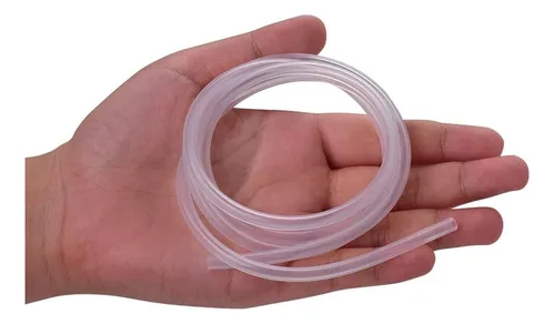 Mão segurando um pedaço de tubo flexível transparente, possivelmente feito de silicone ou plástico, com comprimento suficiente para ser utilizado em aplicações de vedação ou conexão.