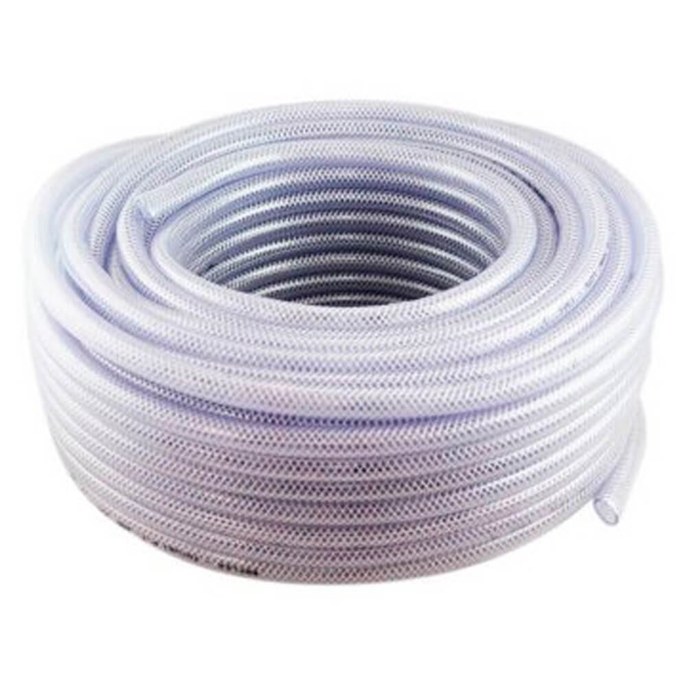 Imagem de uma mangueira de irrigação branca, enrolada em forma de rolo. A mangueira possui uma superfície com uma textura que indica resistência e durabilidade, sendo ideal para uso em sistemas de irrigação em jardins, hortas e áreas agrícolas.