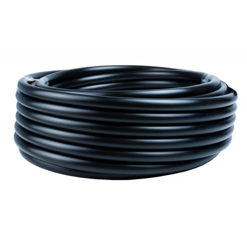 Uma mangueira de polietileno preta enrolada, cuidadosamente enrolada em um feixe circular. A mangueira tem uma superfície lisa e brilhante e está disposta em voltas uniformemente espaçadas, sugerindo que está pronta para uso em aplicações de irrigação, encanamento ou transporte de fluidos em geral. O fundo é branco, destacando o formato e a textura do produto.