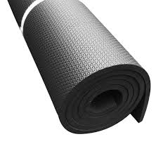 Um rolo de material de proteção preto, com textura em relevo, utilizado para isolamento, revestimento ou proteção de superfícies.