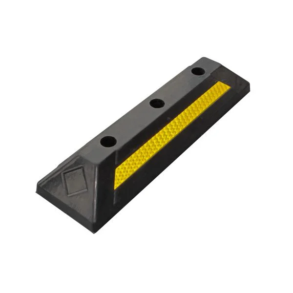 "Batente de estacionamento de borracha preta com faixa amarela refletiva na lateral e três furos de montagem na parte superior. Projetado para posicionamento de veículos em estacionamentos, possui formato trapezoidal e construção durável para uso externo."
