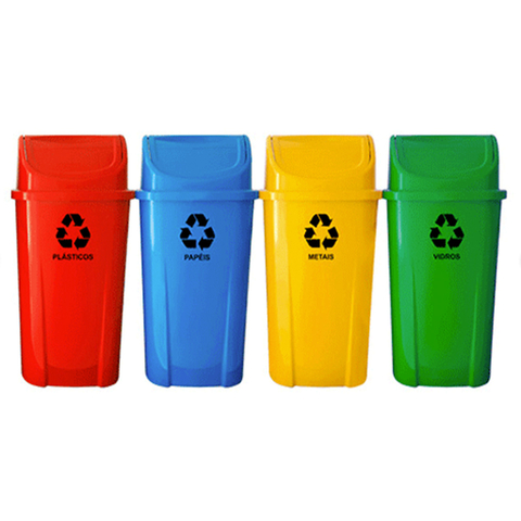 "Conjunto de quatro lixeiras de reciclagem coloridas, feitas de plástico, cada uma com uma tampa e um símbolo de reciclagem. A lixeira vermelha é identificada para plásticos, a azul para papel, a amarela para metais e a verde para vidro. Usadas para segregação de resíduos e sustentabilidade ambiental."