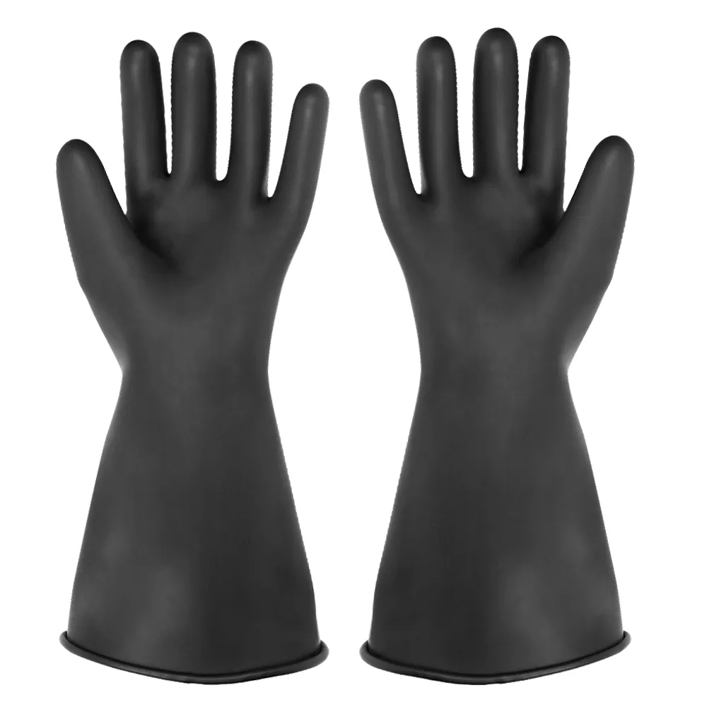 Um par de luvas de borracha pretas, de proteção, com extensões que cobrem até o antebraço, indicadas para uso em ambientes de alta tensão elétrica, oferecendo isolamento e segurança aos profissionais que manuseiam equipamentos energizados.