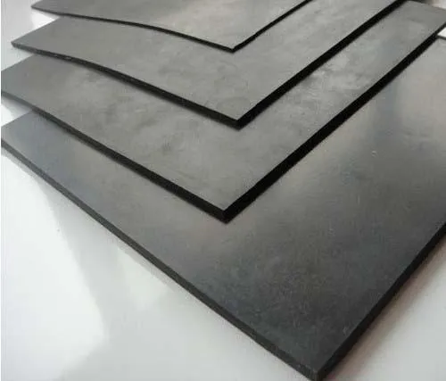 Seis chapas de borracha de diferentes tamanhos, todas na cor preta, empilhadas sobre uma superfície branca. As chapas apresentam uma textura lisa e uniforme.
