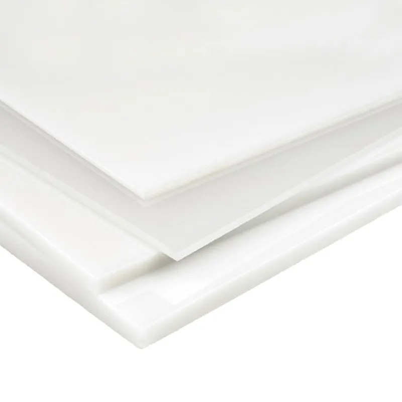 Três folhas de polipropileno branco empilhadas, com diferentes espessuras visíveis, apresentando uma aparência lisa e uniforme. Essas chapas são conhecidas por sua leveza, resistência química e durabilidade, sendo amplamente utilizadas em aplicações industriais, de engenharia e na fabricação de componentes que exigem um material resistente e de fácil manuseio.
