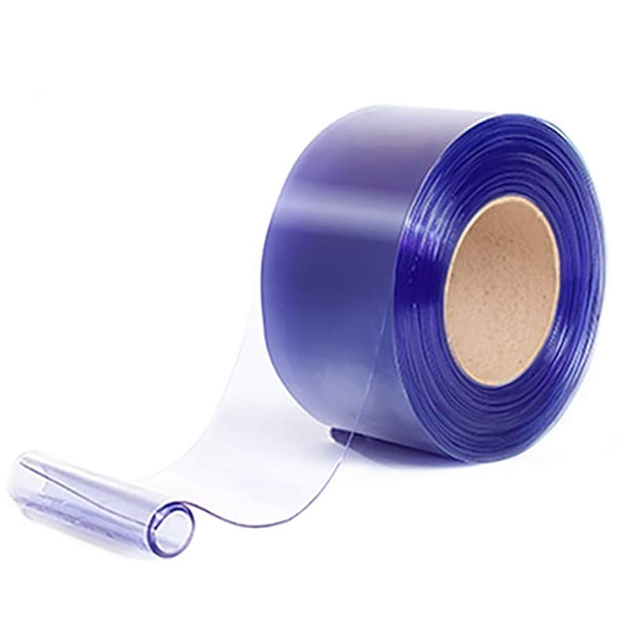 A imagem mostra um rolo de fita de PVC transparente, com parte da fita desenrolada e estendida à frente. A fita é fininha, flexível, e costuma ser utilizada em embalagens, fixações, ou aplicações industriais que requerem material resistente e de fácil utilização.