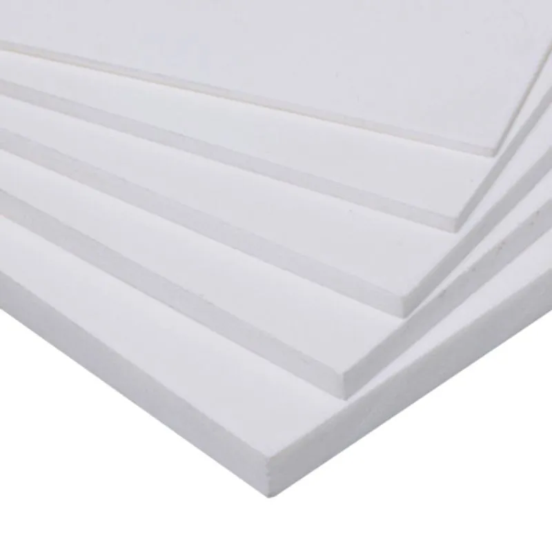 Uma pilha de várias folhas retangulares finas de PTFE branco (geralmente chamadas de Teflon), dispostas ordenadamente e ligeiramente deslocadas para que a borda de cada folha fique visível, exibindo suas superfícies lisas e uniformes e espessura consistente.