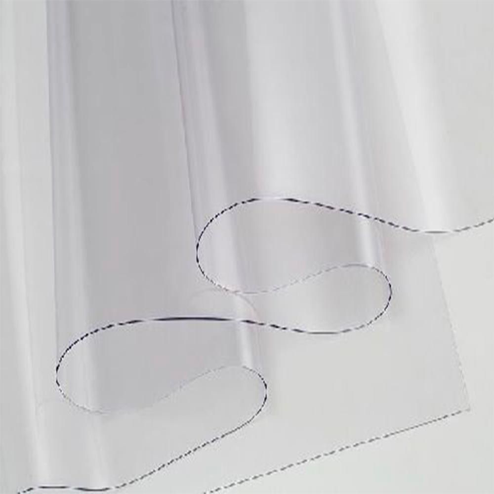 Este é um gênero de cortina de PVC transparente, com desenhos de curvas ou ondas feitas por linhas pontilhadas, criando um efeito visual de movimento. A cortina tem aspecto liso e flexível, destacando-se pela transparência e delicadeza em sua aparência.
