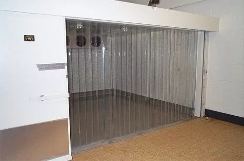 Na imagem, veja como a Cortina PVC Flexível Anti-Bactéria MGlasto cria uma barreira prática entre ambientes, ajudando a manter a higiene e a segurança em locais que exigem controle de contaminação.