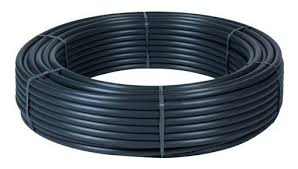 "Foto de uma rolo de mangueira de irrigação plástica preta, enrolada em formato circular, adequada para sistemas de irrigação agrícola e jardinagem."