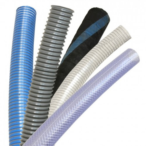 "Conjunto de diversas mangueiras flexíveis de irrigação, exibindo cores variadas como azul, cinza, preto, branco e lilás. As mangueiras apresentam diferentes texturas e padrões de superfície, evidenciando a variedade de opções disponíveis para sistemas de irrigação residenciais, agrícolas ou industriais, destacando resistência, flexibilidade e praticidade."