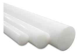 Conjunto de tubos plásticos translúcidos de diâmetros decrescentes, posicionados em perspectiva, sobre fundo branco.