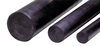 Três tubos cilíndricos de silicone para vedação, de diâmetros diferentes, com acabamento escuro e superfície mate. Observa-se o perfil arredondado e a seção transversal lisa, sugerindo materiais de vedação flexíveis usados em câmaras de testes automotivos. Fundo claro e sem marcações, destacando a textura suave e o brilho discreto do silicone.