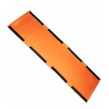 Imagem de um manta isolante laranja que serve como um escudo protetor indispensável para trabalhos em redes elétricas, permitindo que os profissionais lidem com tensões máximas sem correrem riscos de choque elétrico.