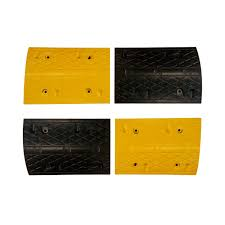 Quatro secções modulares de lombadas, duas em amarelo e duas em preto, concebidas para montagem em superfícies pavimentadas para controlar