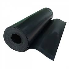 Rolo de lona/borracha preta, com núcleo no centro e folha desenrolada parcialmente, adequado para impermeabilização, vedação e proteção de superfícies em aplicações industriais.