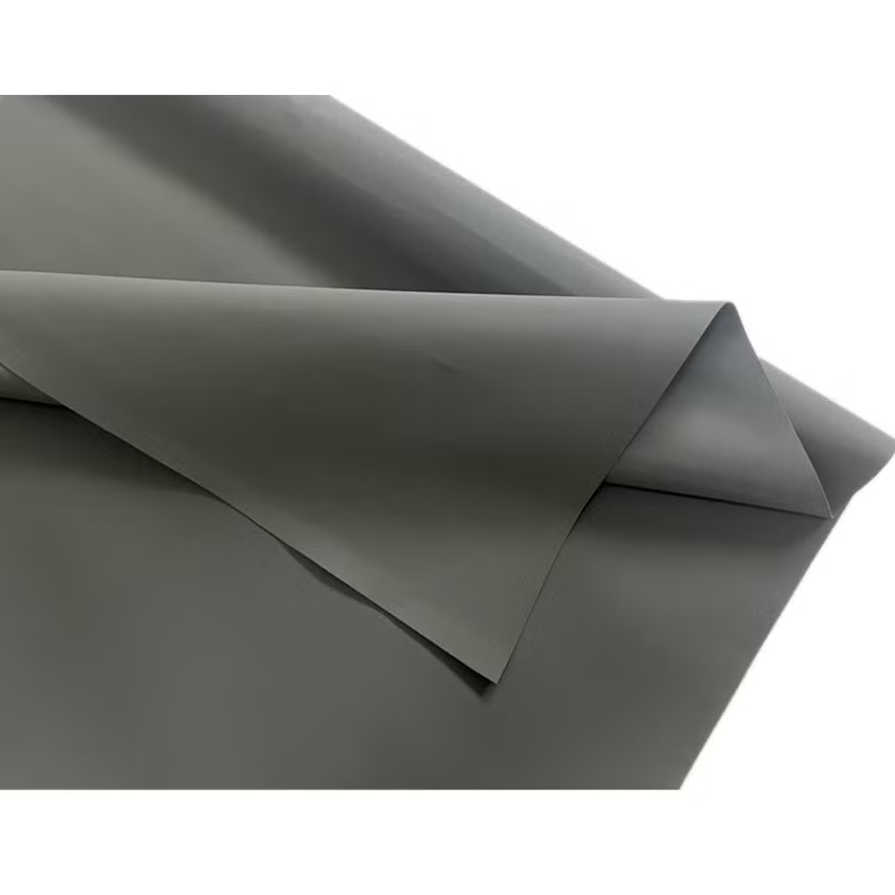 Close de uma pilha de folhas/tecidos de Hypalon na  cor cinza-oliva com acabamento suave. As folhas aparecem sobrepostas, com cantos retos e uma dobra acentuada na borda superior direita, criando sombras discretas. A textura é lisa, sem padrões visíveis. A composição foca em linhas diagonais formadas pelas bordas das camadas, destacando profundidade e contraste entre áreas claras e sombreadas