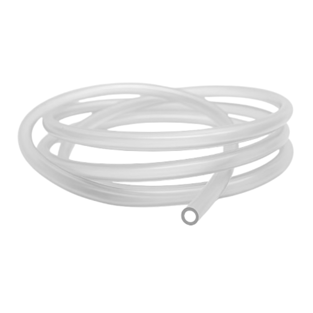 Um conjunto de mangueiras flexíveis de silicone translúcido, enroladas em espiral sobre uma superfície clara. Uma extremidade da mangueira está destacada na frente, mostrando o interior oco e as paredes relativamente finas. O material parece macio e transparente com leve tonalidade branca, sugerindo uso médico ou industrial. O fundo é neutro, enfatizando o aspecto limpo e estéril do equipamento.