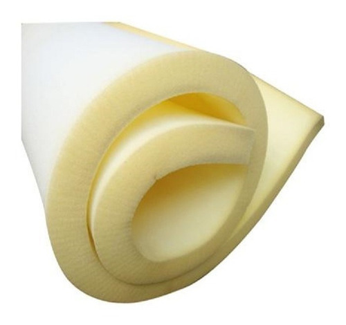 Um rolo de espuma amarela, com formato espiral, parcialmente desenrolado. A peça parece ser uma tira de espuma flexível, enrolada em camadas concêntricas que criam um efeito de rolo compacto. A cor é um tom suave de amarelo creme, com superfícies lisas e suaves ao toque. O fundo é branco, destacando a textura macia e o acabamento uniforme da espuma. Este objeto pode ser utilizado para isolamento, acolchoamento ou embalagens protetoras.