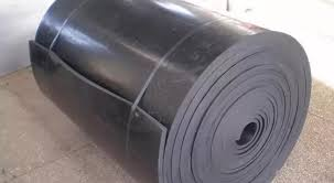 rolo de material industrial em ambiente externo, com superfície lisa e brilho moderado.