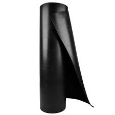 Papel gráfico ou folha de filme auto-aderente preta, parcialmente desenrolada de uma bobina vertical. O material parece maleável e com brilho liso, sugerindo uma película de vinil, borracha ou proteção. A curvatura da folha revela o verso ou a camada interna, destacando o formato cilíndrico da bobina. A imagem transmite uma sensação de flexibilidade e aplicação industrial ou criativa.