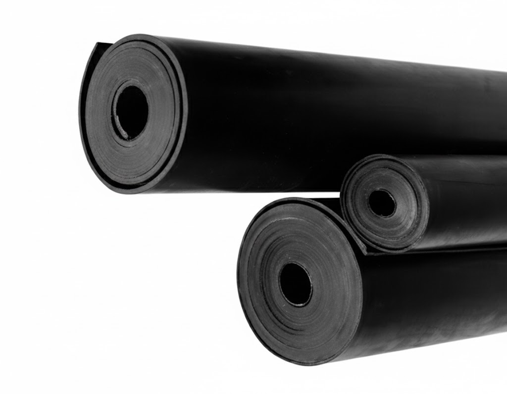 Três rolos de borracha ou material semelhante, pretos, com furos centrais, dispostos em planos diferentes. Cada rolo mostra várias camadas enroladas, sugerindo um salvamento de material em rolos para uso industrial. A superfície lisa e o brilho suave indicam um material flexível e resistente, comum em aplicações de vedação, impermeabilização ou isolamento.Três rolos de borracha ou material semelhante, pretos, com furos centrais, dispostos em planos diferentes. Cada rolo mostra várias camadas enroladas, sugerindo um salvamento de material em rolos para uso industrial. A superfície lisa e o brilho suave indicam um material flexível e resistente, comum em aplicações de vedação, impermeabilização ou isolamento.