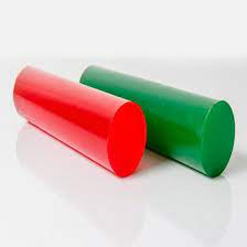 Dois cilindros coloridos de plástico ou borracha, um vermelho e um verde, posicionados sobre um fundo branco. Eles aparecem lisos e brilhantes, sem conteúdo visível nas extremidades, sugerindo objetos de brinquedo, acessórios de treino ou tampões de proteção. A composição transmite simplicidade, contraste de cores e um aspecto limpo.