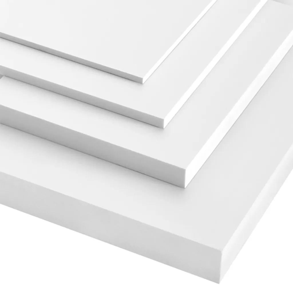 Quatro folhas ou placas brancas, de diferentes espessuras, alinhadas em ângulo. As peças parecem ter bordas retas e acabamento suave, sugerindo superfícies de madeira MDF, acrílico ou metal pintado. A composição transmite simplicidade, organização e uma estética minimalista.