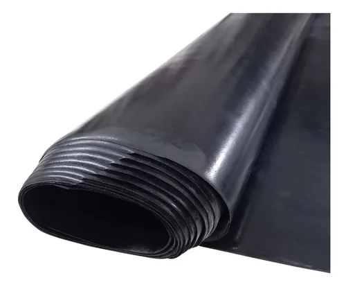 Rolo de borracha preta parcialmente desenrolado, com várias camadas de material dobradas na ponta. O rolo possui superfície lisa e brilho suave, sugerindo uso em impermeabilização, vedação ou isolamento. A peça está sobre um fundo claro, destacando o formato cilíndrico e a dobra das camadas na extremidade.