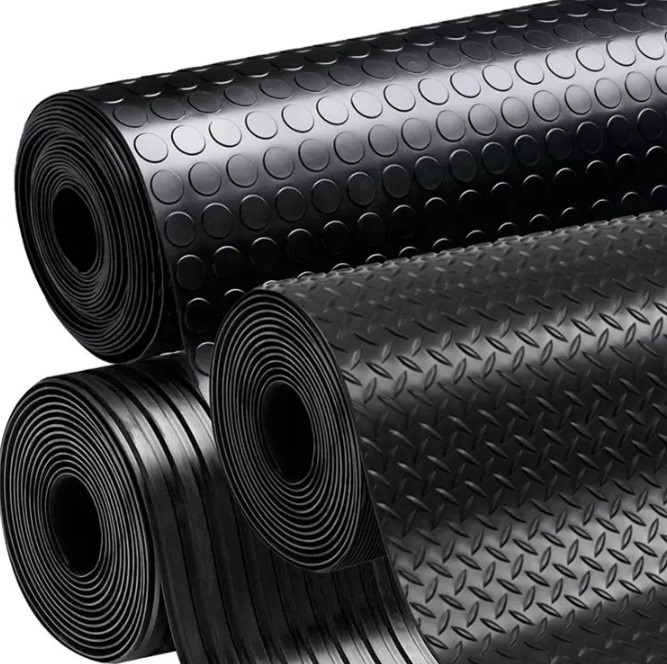 Os tapetes de borracha são soluções versáteis, seguras e duráveis que podem ser aplicadas tanto em ambientes industriais quanto domésticos. 