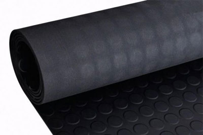 Os tapetes de borracha são soluções versáteis, seguras e duráveis que podem ser aplicadas tanto em ambientes industriais quanto domésticos. 