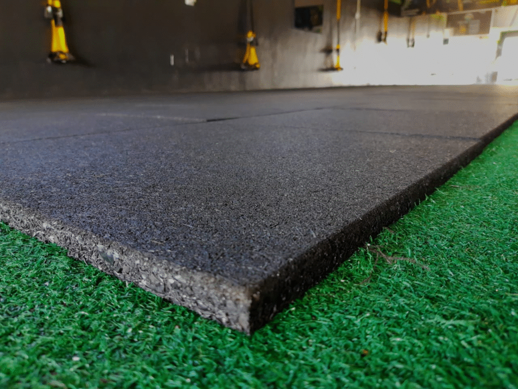O piso emborrachado para crossfit garante segurança, durabilidade e alta absorção de impacto. Descubra como escolher o modelo ideal e conheça as opções da MGlasto.
