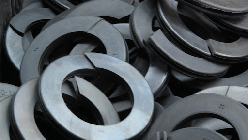 As Principais Certificações de Qualidade em Borracha e Plásticos Industriais