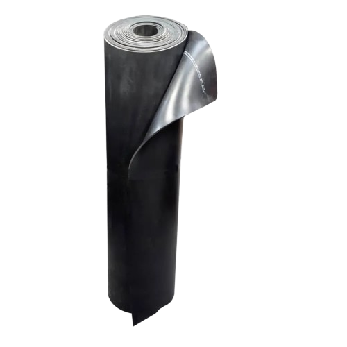 Uma folha de borracha preta enrolada, com superfície lisa e flexível, parcialmente desenrolada na parte superior, isolada contra um fundo escuro, comumente usada para aplicações industriais ou de proteção.
