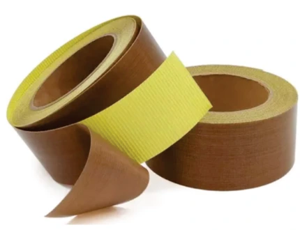 Esta imagem apresenta três bastões cilíndricos de Teflon (PTFE) brancos, dispostos de forma paralela sobre uma superfície reflexiva escura.