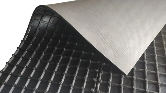 Esta imagem apresenta um detalhe técnico de um revestimento industrial de borracha, com foco na diferença entre suas superfícies e sua flexibilidade.