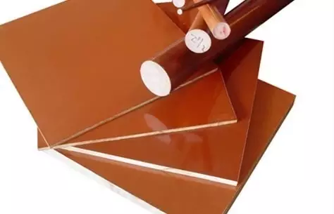 Esta imagem exibe uma variedade de formatos de Celeron industrial (laminado fenólico), destacando o acabamento polido e as formas disponíveis para usinagem.