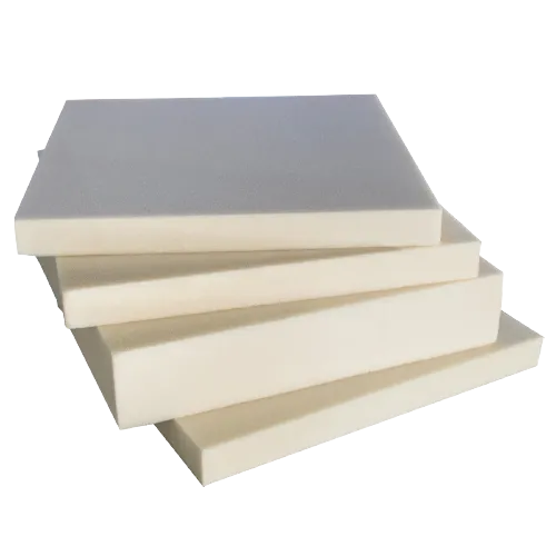 Esta imagem apresenta uma pilha de quatro placas ou blocos industriais, provavelmente de material polimérico rígido, dispostos de forma escalonada sobre um fundo branco neutro.