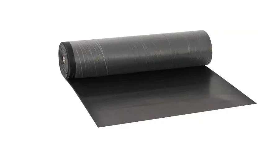 Um lençol SBR preto sendo desenrolado