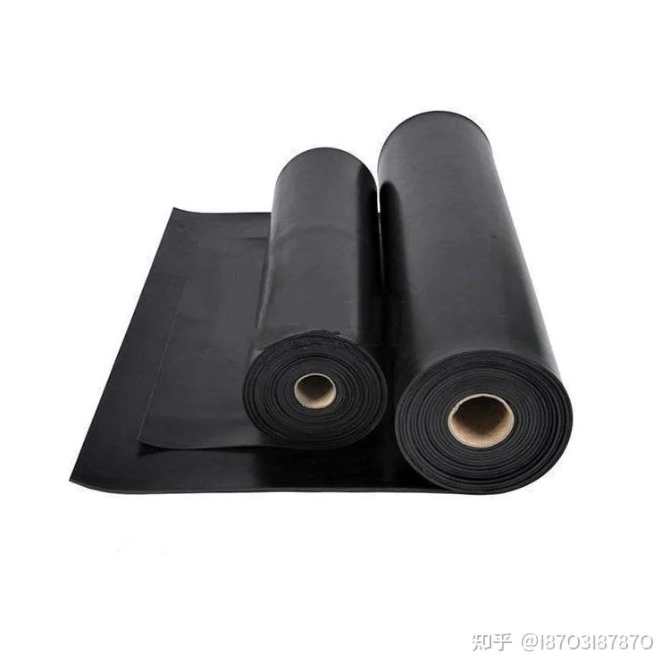 dois lençóis SBR preto sendo desenrolado